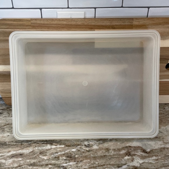 2 Tupperware Cake Takers White Rectangle 622 & Round Harvest Gold 684 & 1 Handle - Picture 12 of 15